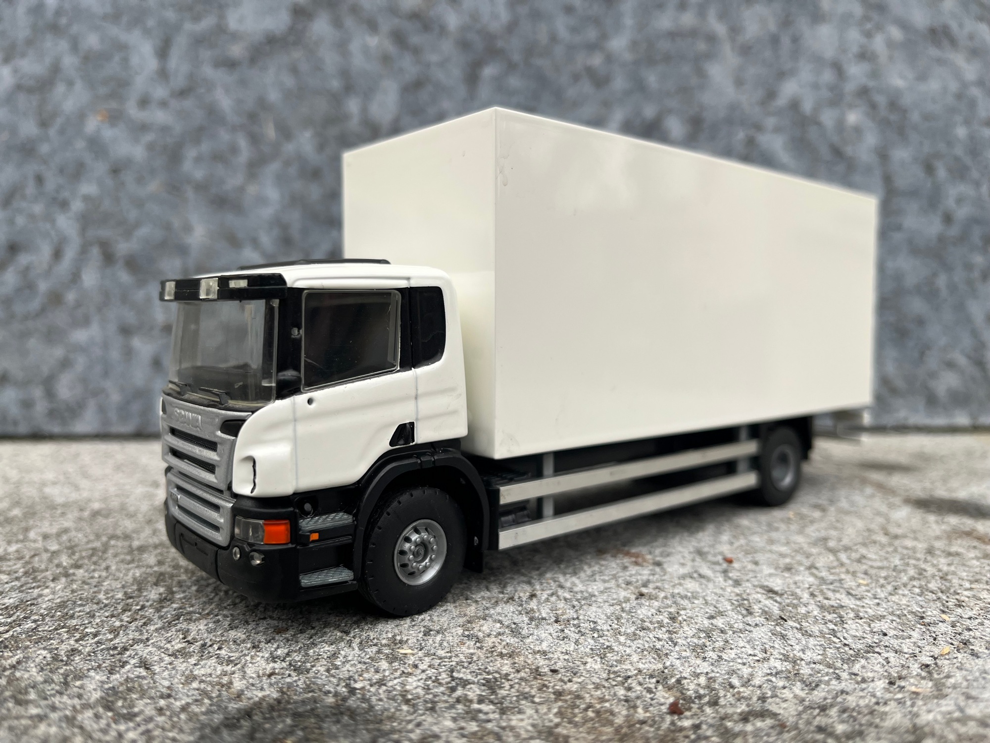 82332 -Rainer- Scania 2achs Kofferauflieger 